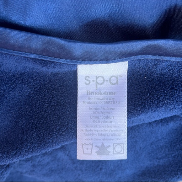 Brookstone Spa Travel Blanket Blue Reversible Satin - Picture 3 of 6